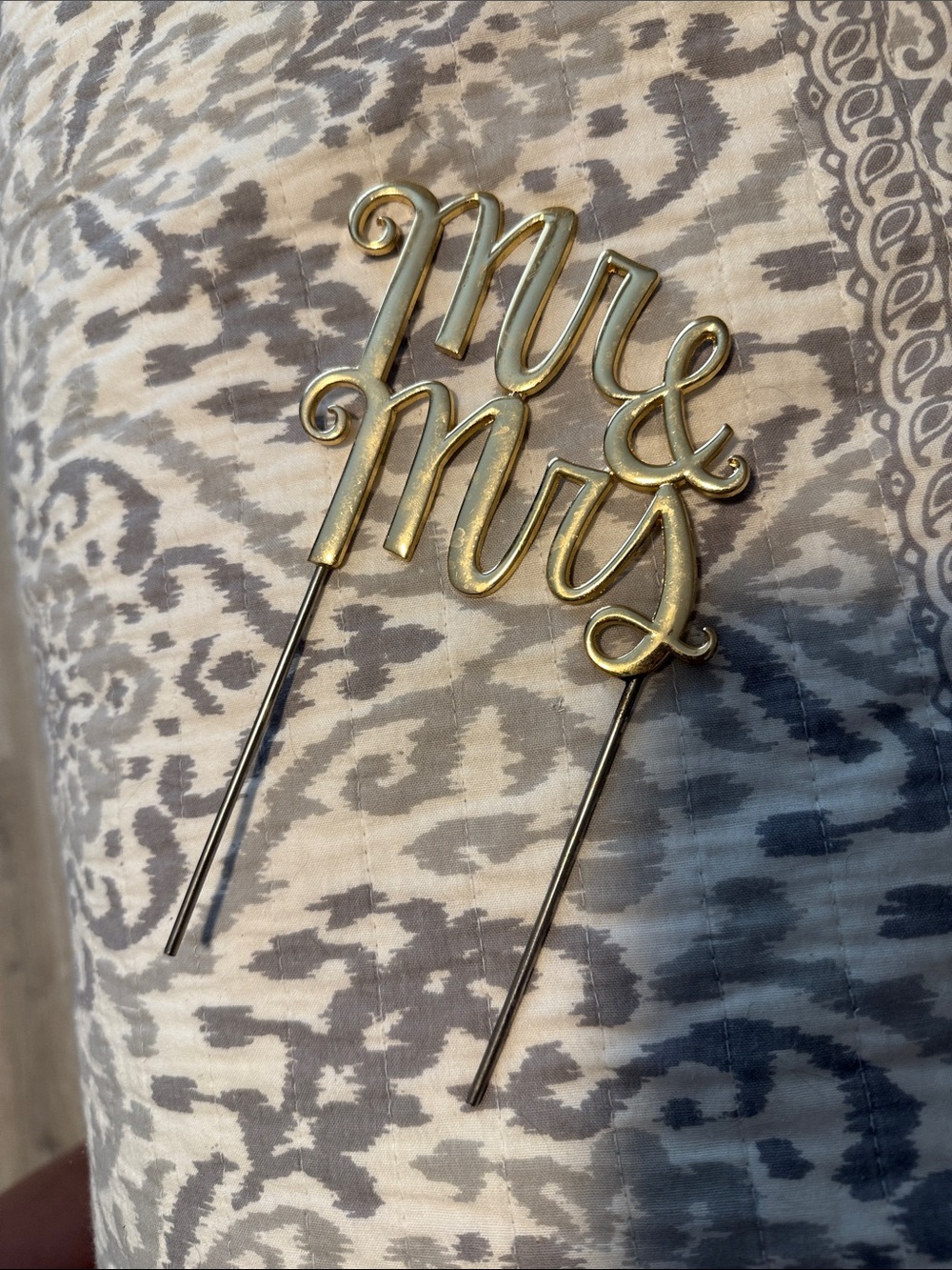 Gold "Mr & Mrs" Cake Topper - Elegant Wedding Party Decor
